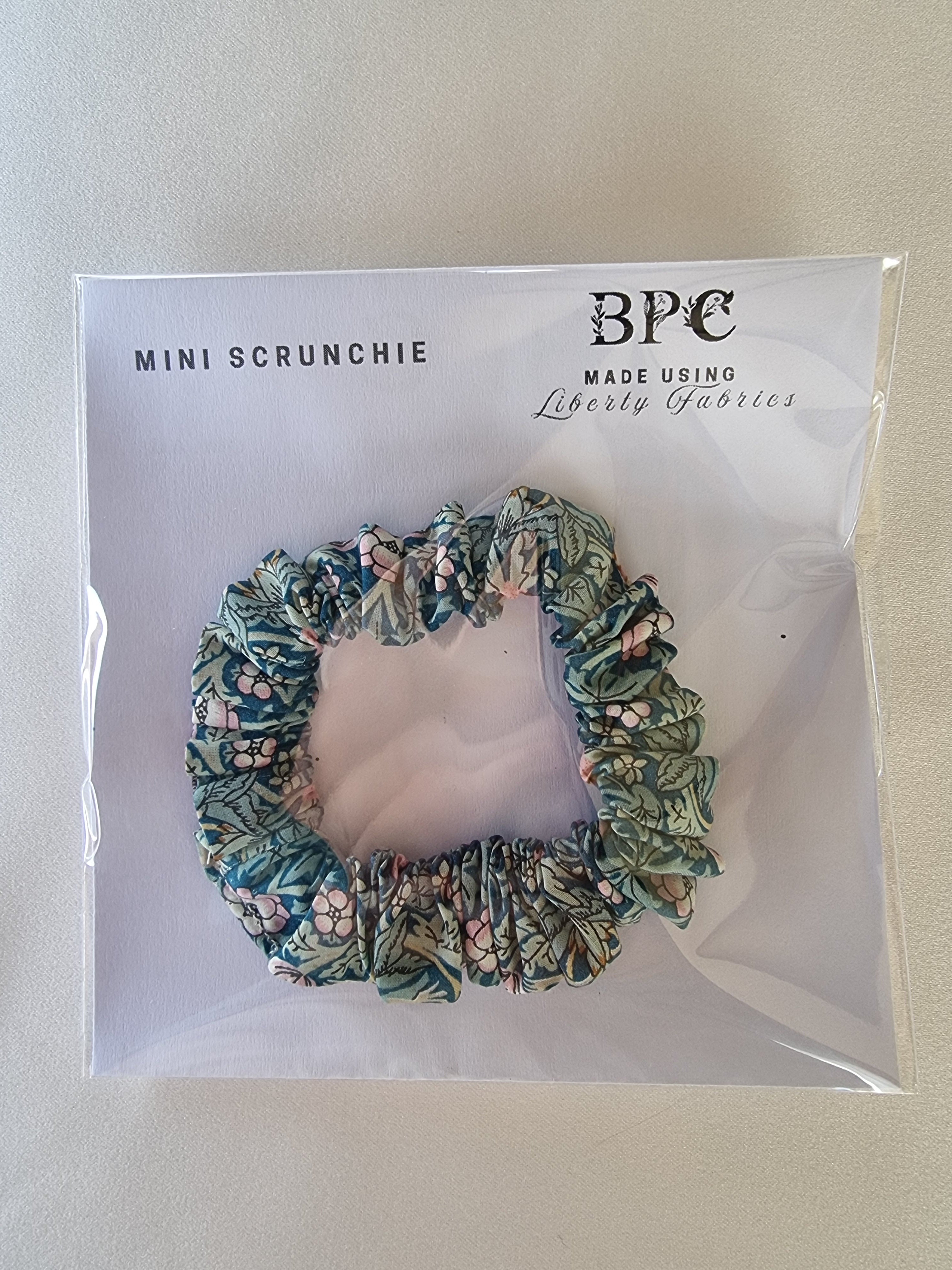 Mini Scrunchie: Strawberry Thief